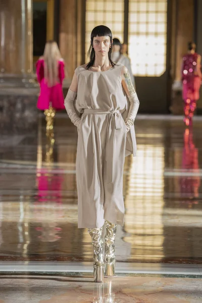 Look 16
